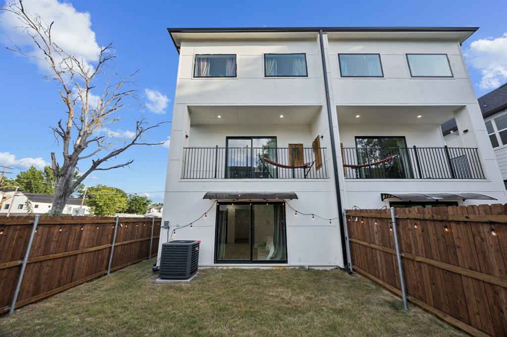 907 Bayonne Street Dallas, TX 75212 - Photo 32 of 38 a front view of a house with a garage