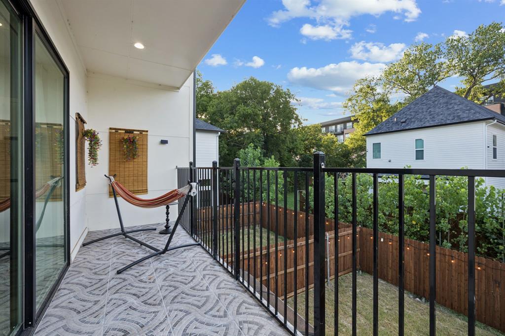 907 Bayonne Street Dallas, TX 75212 - Photo 35 of 38 a view of a balcony with wooden floor and bench