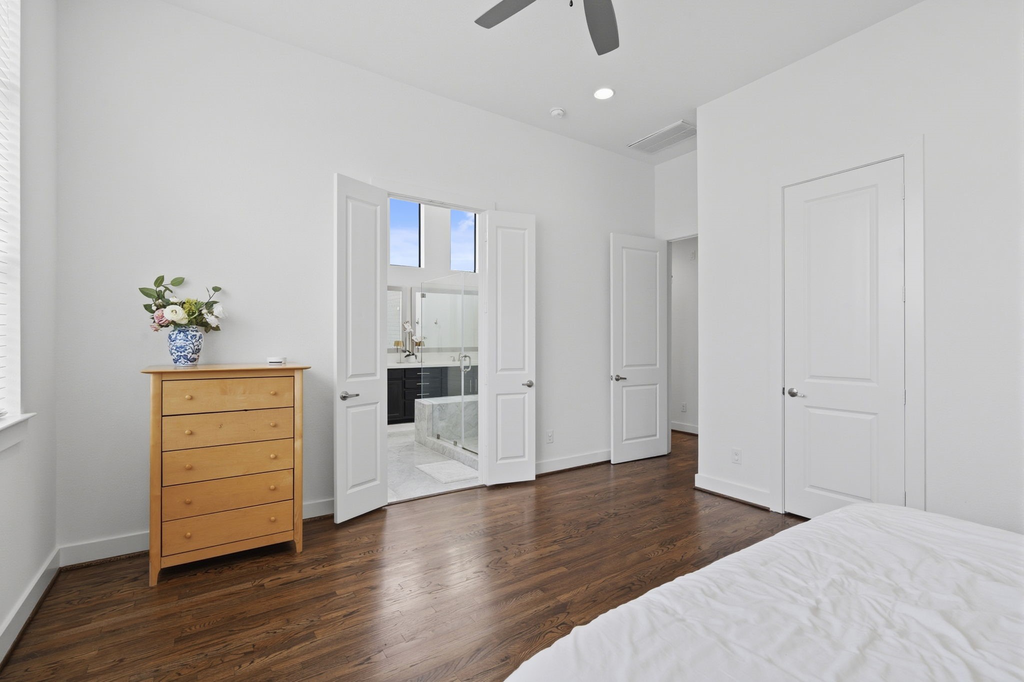 1514 Beall Street Houston, TX 77008 - Photo 25 of 33 Bright secondary bedroom