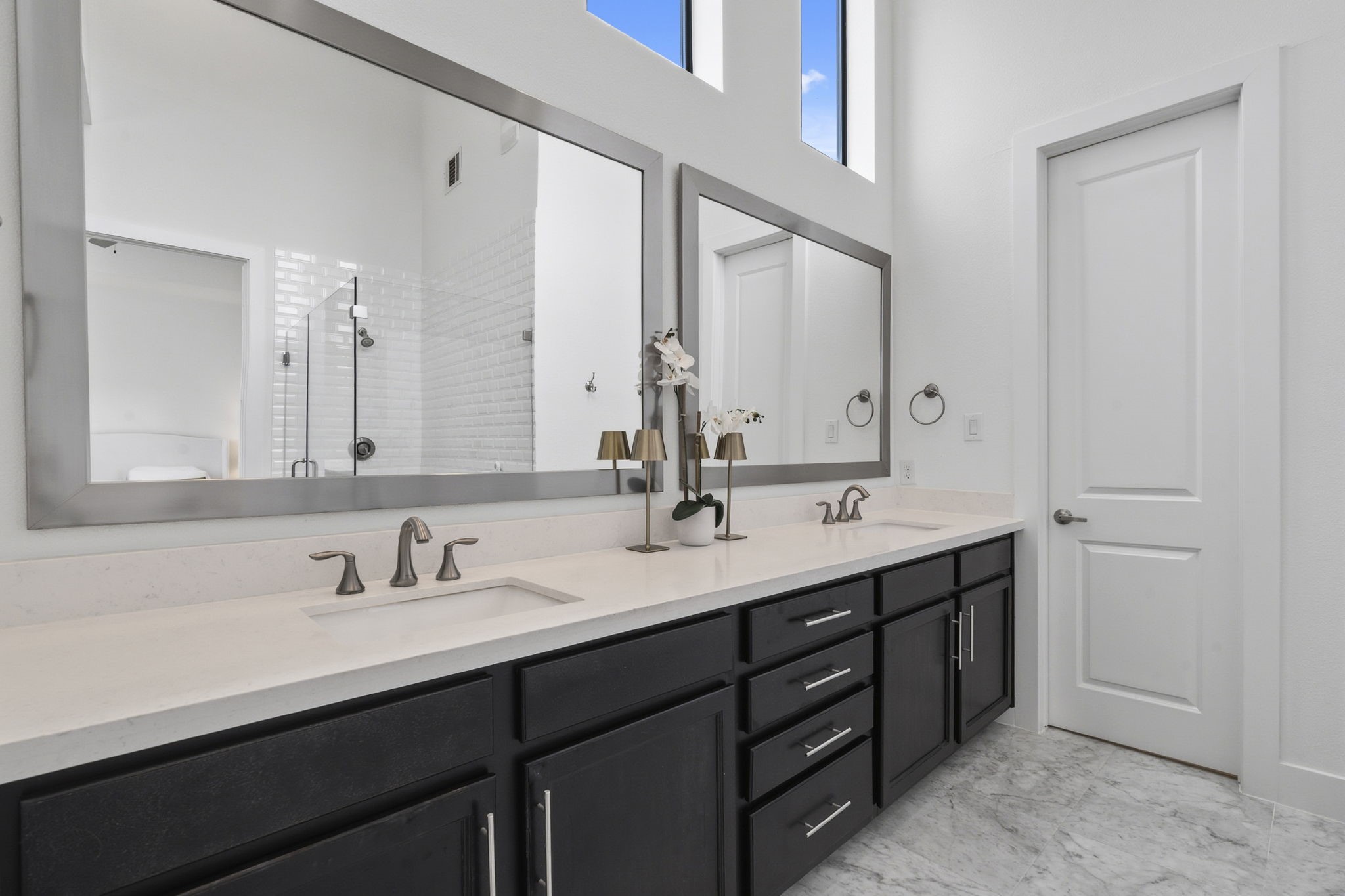 1514 Beall Street Houston, TX 77008 - Photo 26 of 33 Primary bathroom featuring double sinks, large mirror, and modern finishes