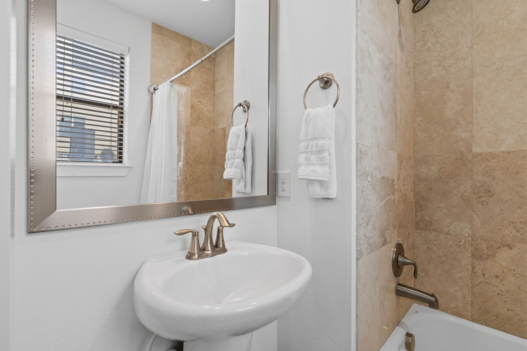 1514 Beall Street Houston, TX 77008 - Photo 7 of 33 Full bathroom with modern vanity and updated fixtures