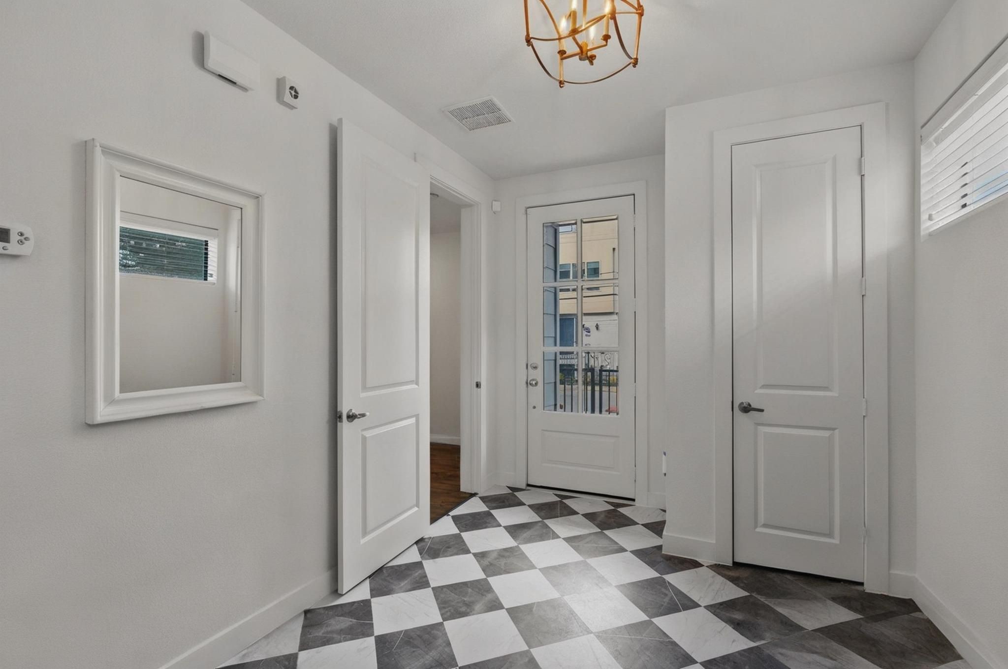 1514 Beall Street Houston, TX 77008 - Photo 8 of 33 Foyer (Items Virtually Removed)