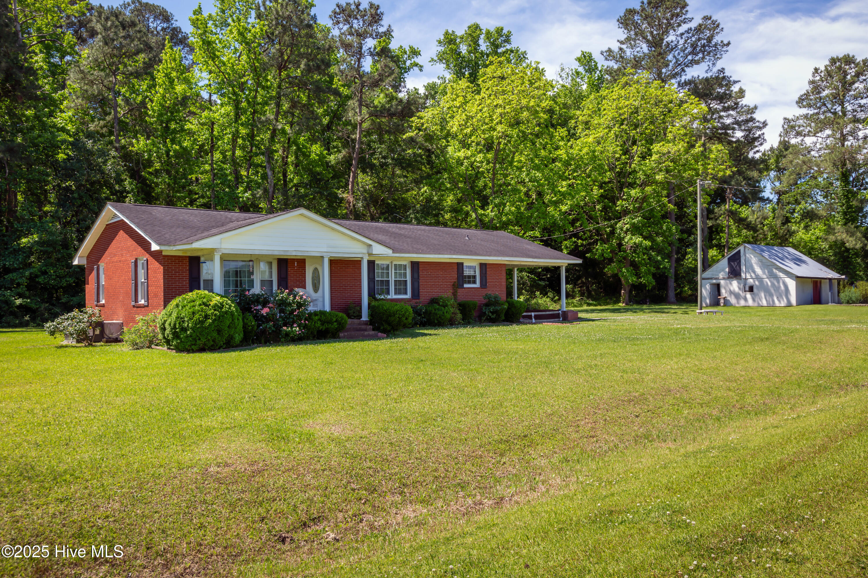4173 Middle Road Trenton, NC 28585 - Photo 2 of 35 20250507-Rock I (2352 of 1)