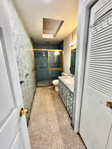 en empty room with a ceiling fan