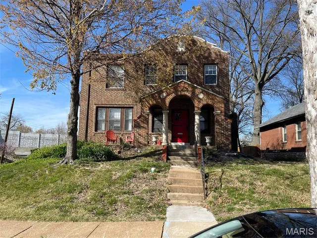 $1,095 | 1340 Yale Avenue, Unit 2S, Richmond Heights, MO 63117