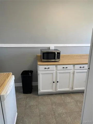 $1,095 | 1340 Yale Avenue, Unit 2S, Richmond Heights, MO 63117