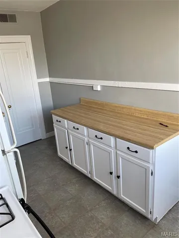 $1,095 | 1340 Yale Avenue, Unit 2S, Richmond Heights, MO 63117