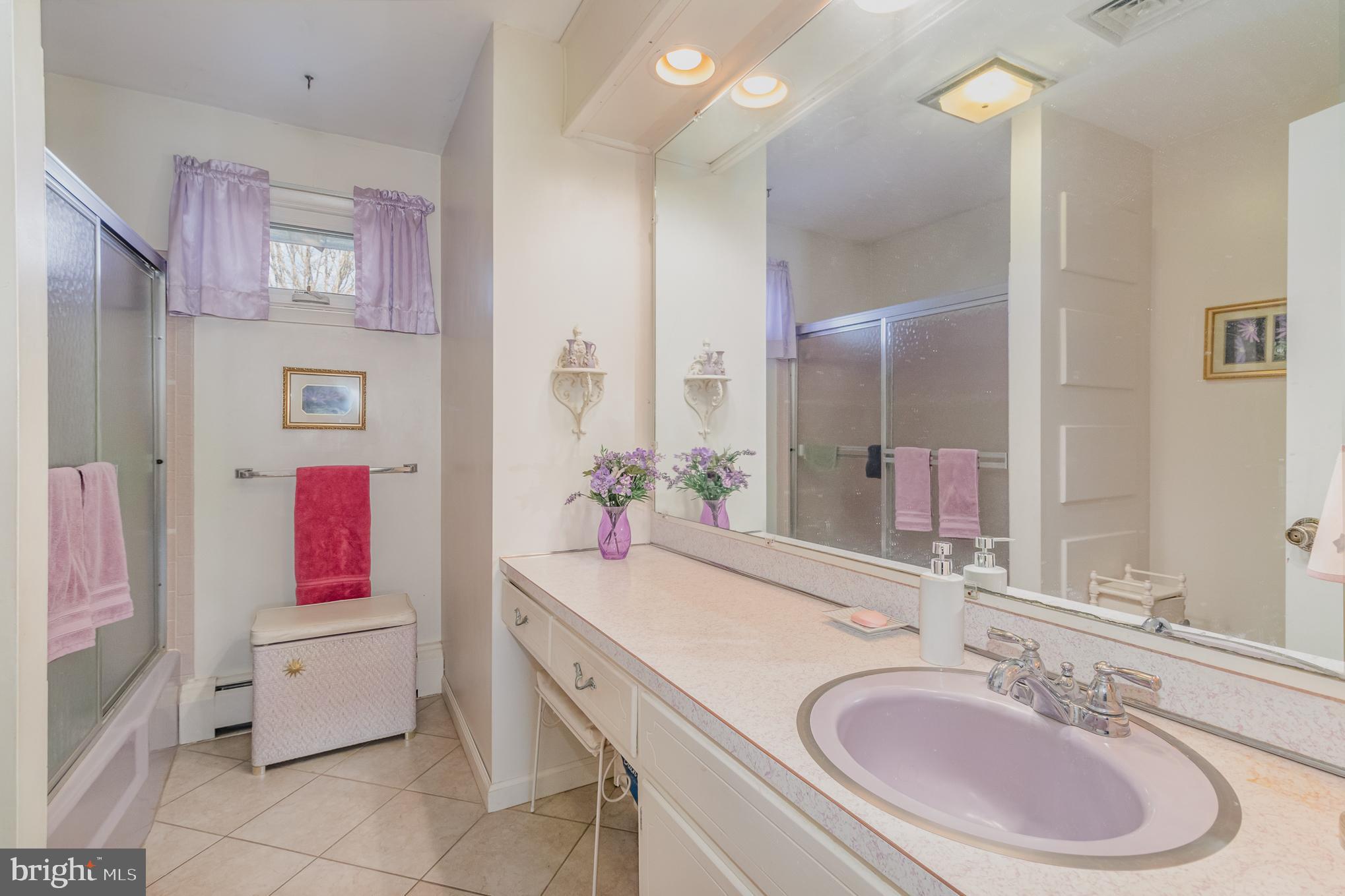 429 Springlake Road Harrisburg, PA 17112 - Photo 13 of 33 Main bathroom