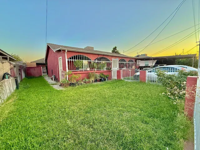 a view of a house with backyard porch and garden