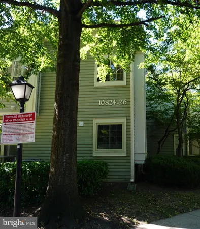 a sign that is sitting on a brick wall