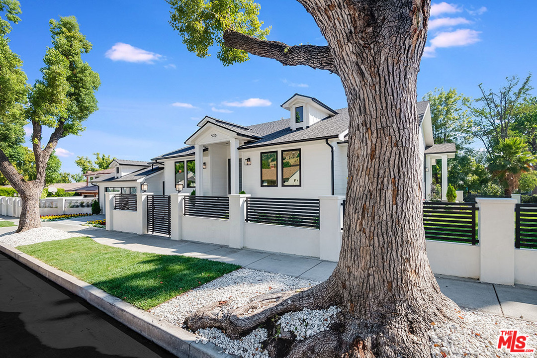 536 Jamestown Road Burbank, CA 91504 - Photo 18 of 54 Gallery Image 18