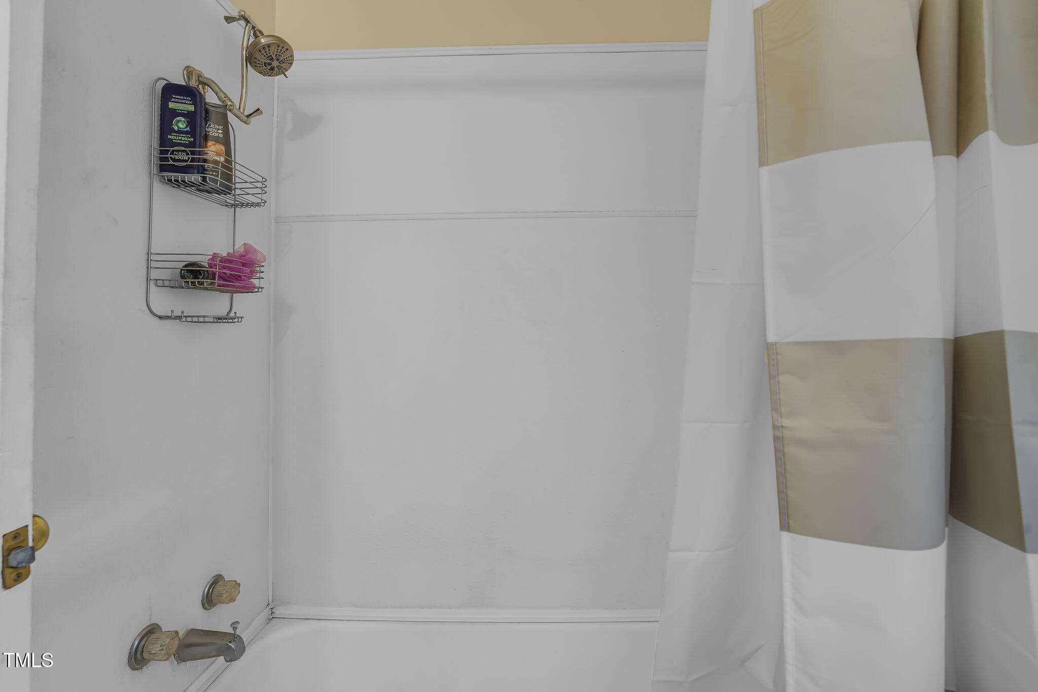 483 Allison Road Ruffin, NC 27326 - Photo 24 of 36 a bathroom with a tub