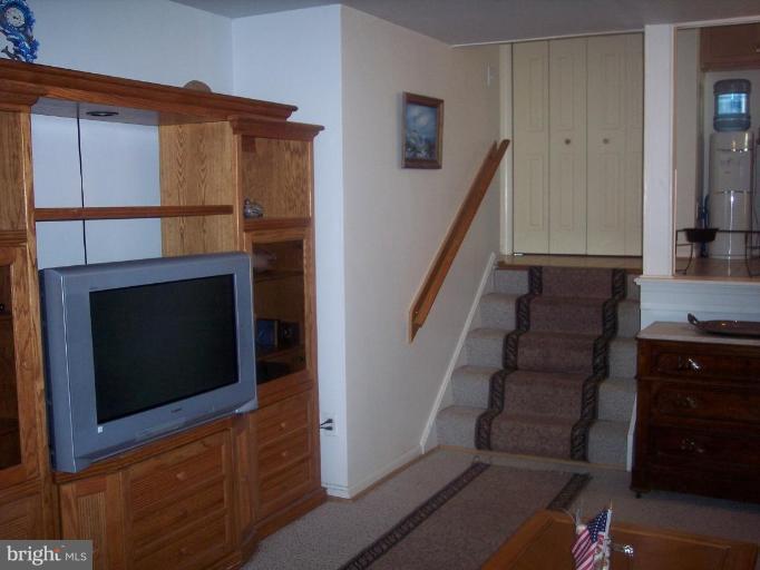 6209 Redwing Road Bethesda, MD 20817 - Photo 20 of 25 a view of an entryway with sitting area