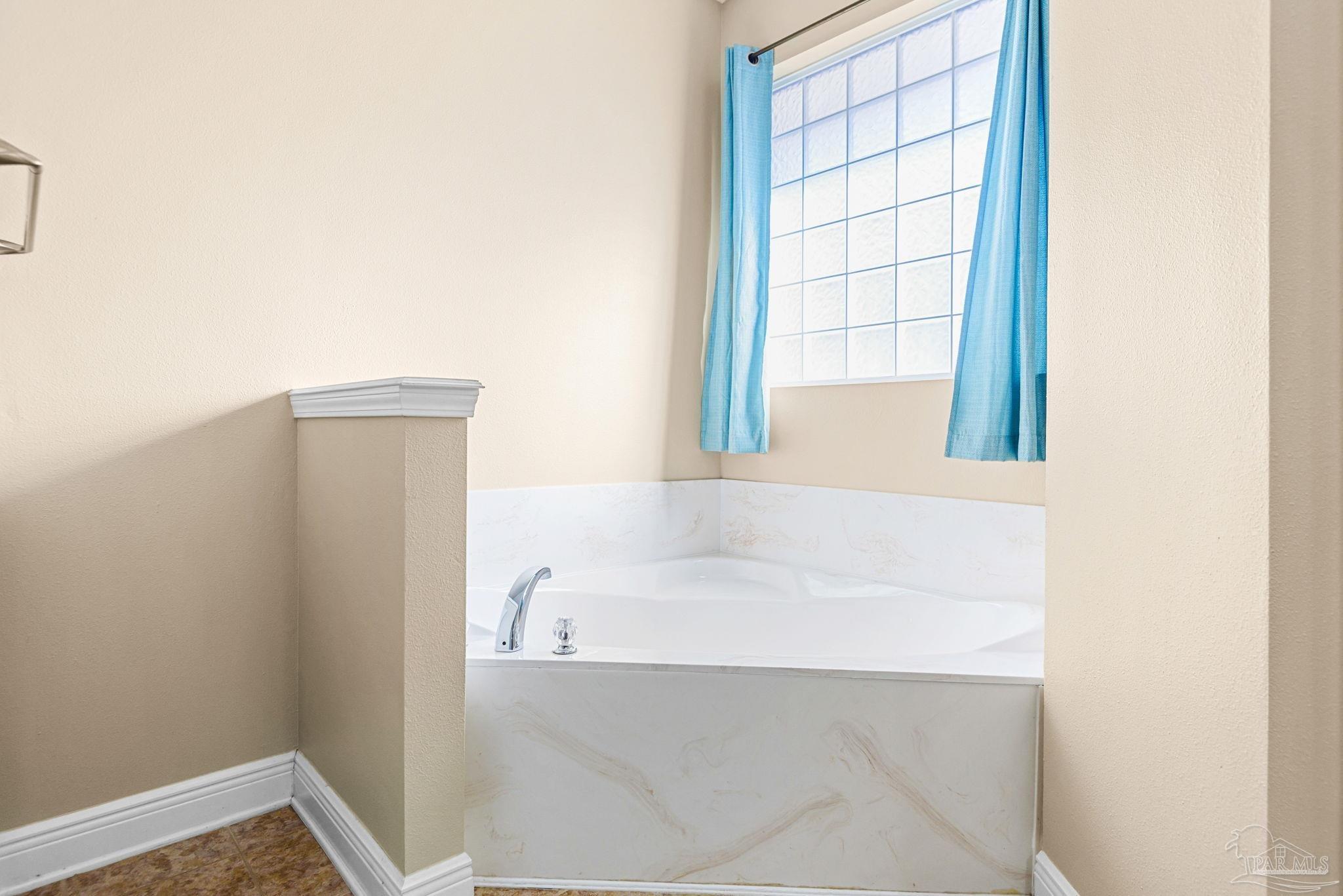 1007 Patriot Place Pensacola, FL 32534 - Photo 26 of 40 a bathroom with a bathtub