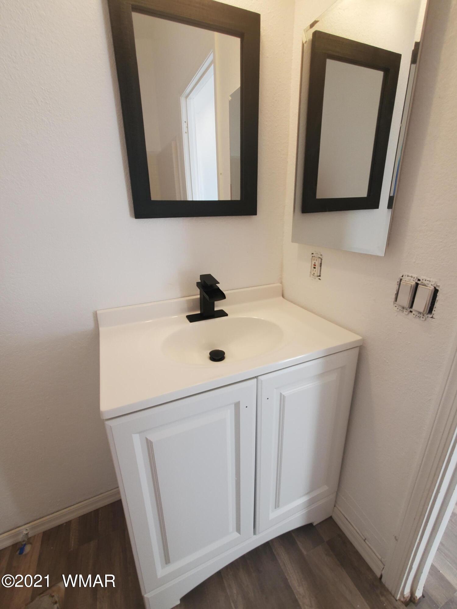 181 River Spings Ranch St. Johns, AZ 85936 - Photo 30 of 60 a bathroom with 2 sink and a mirror