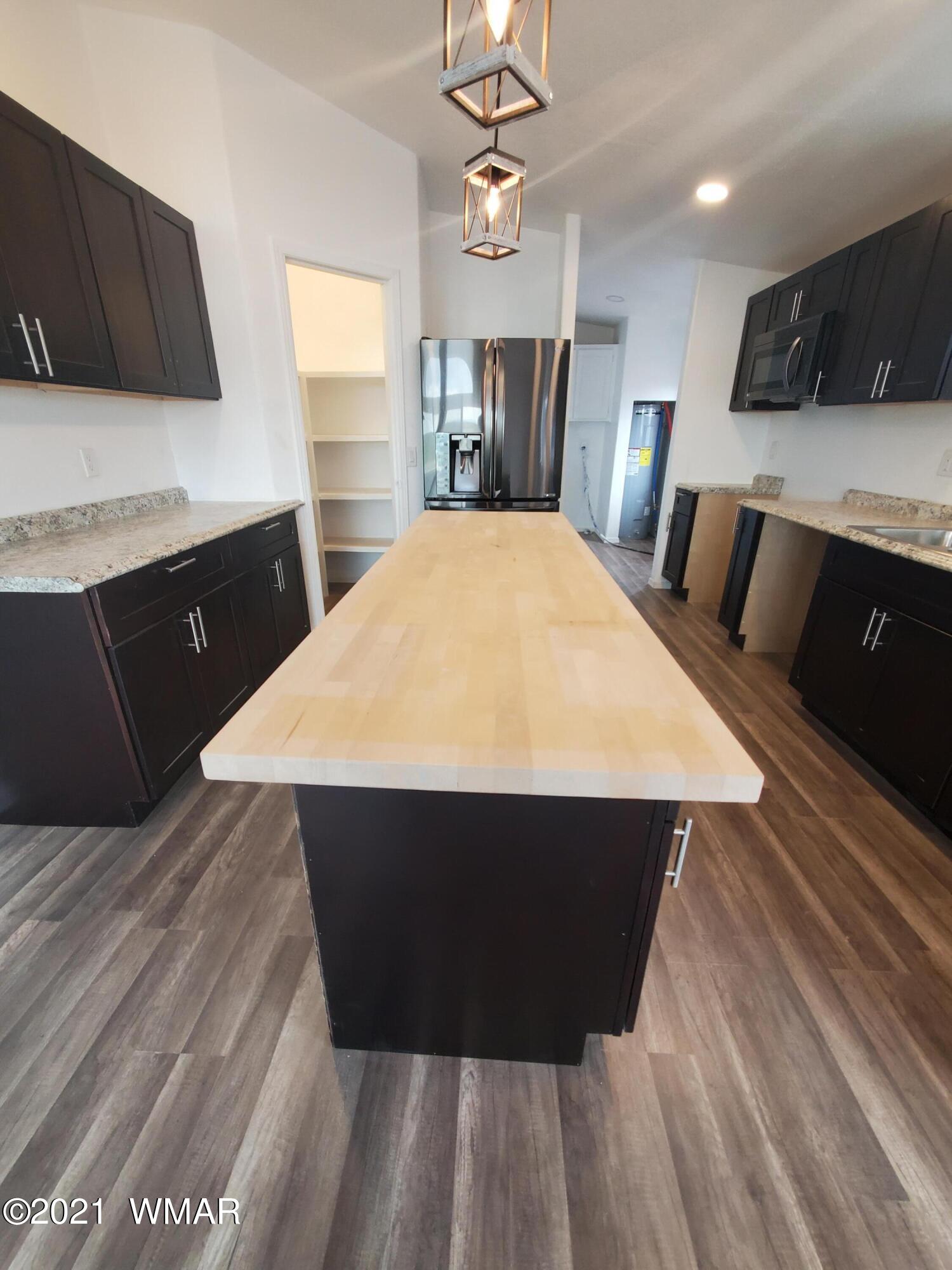 181 River Spings Ranch St. Johns, AZ 85936 - Photo 5 of 60 a room with a bed and a kitchen view
