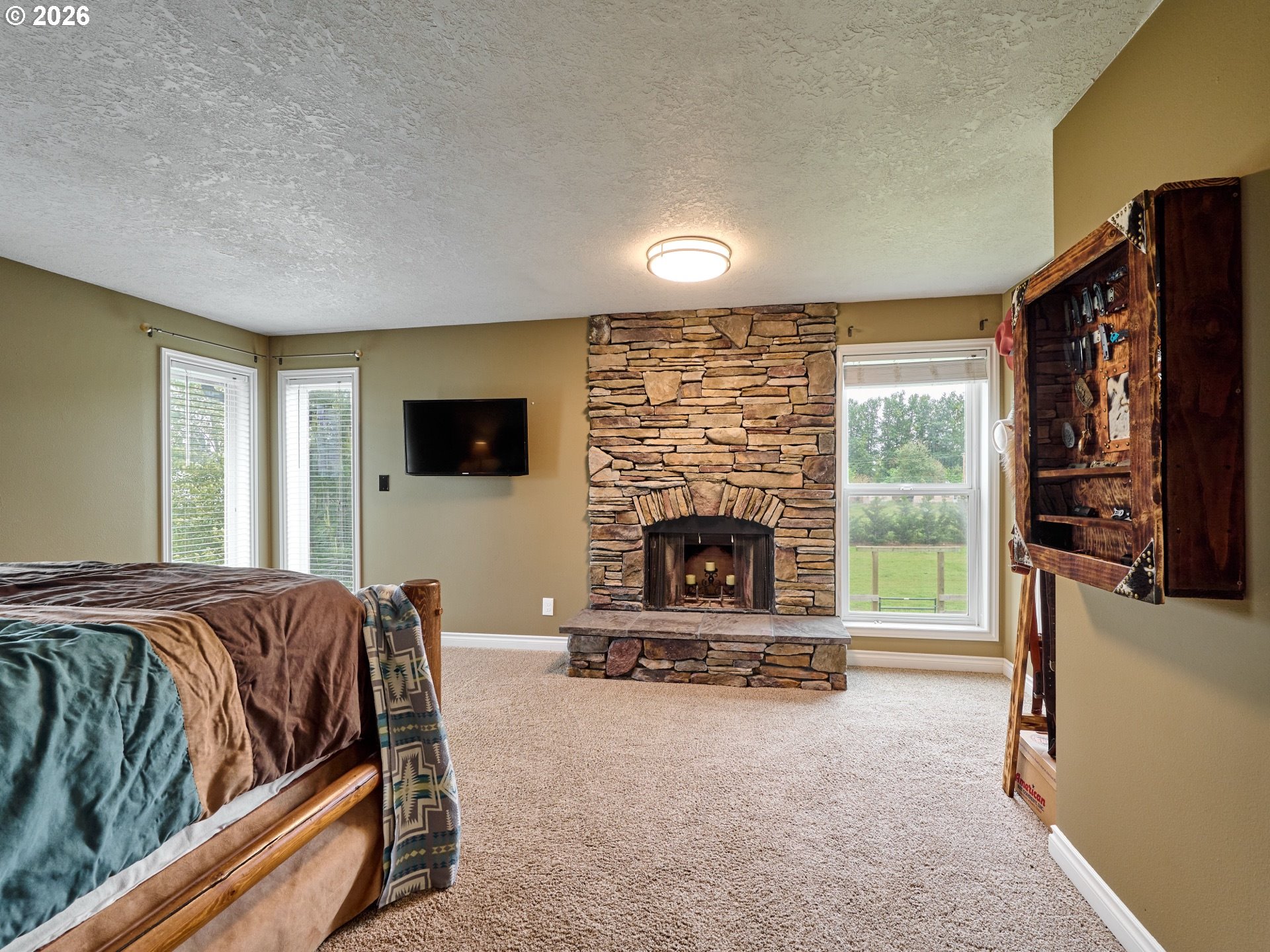 9293 Broadacres Road Northeast Aurora, OR 97002 - Photo 18 of 48 a living room with furniture a flat screen tv and a fireplace