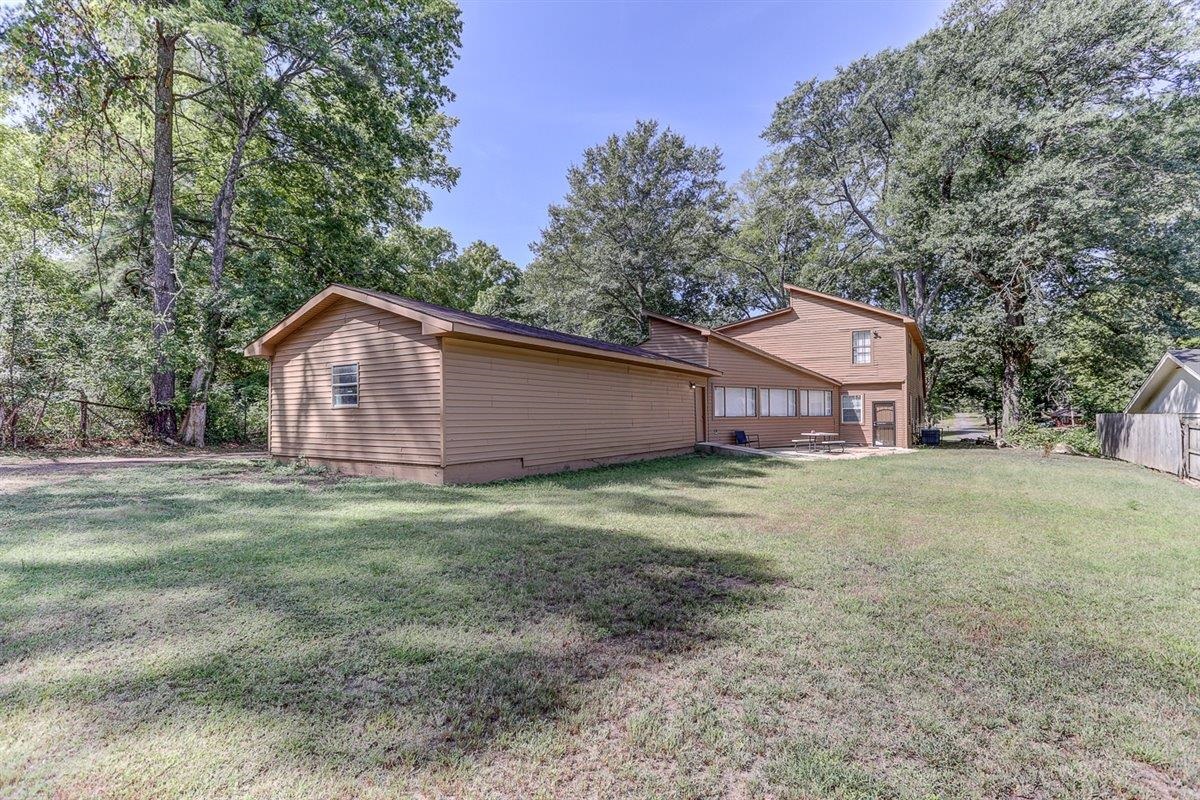 3700 Lakeview Road Memphis, TN 38116 - Photo 8 of 40 Rear view of house with view of wooded area