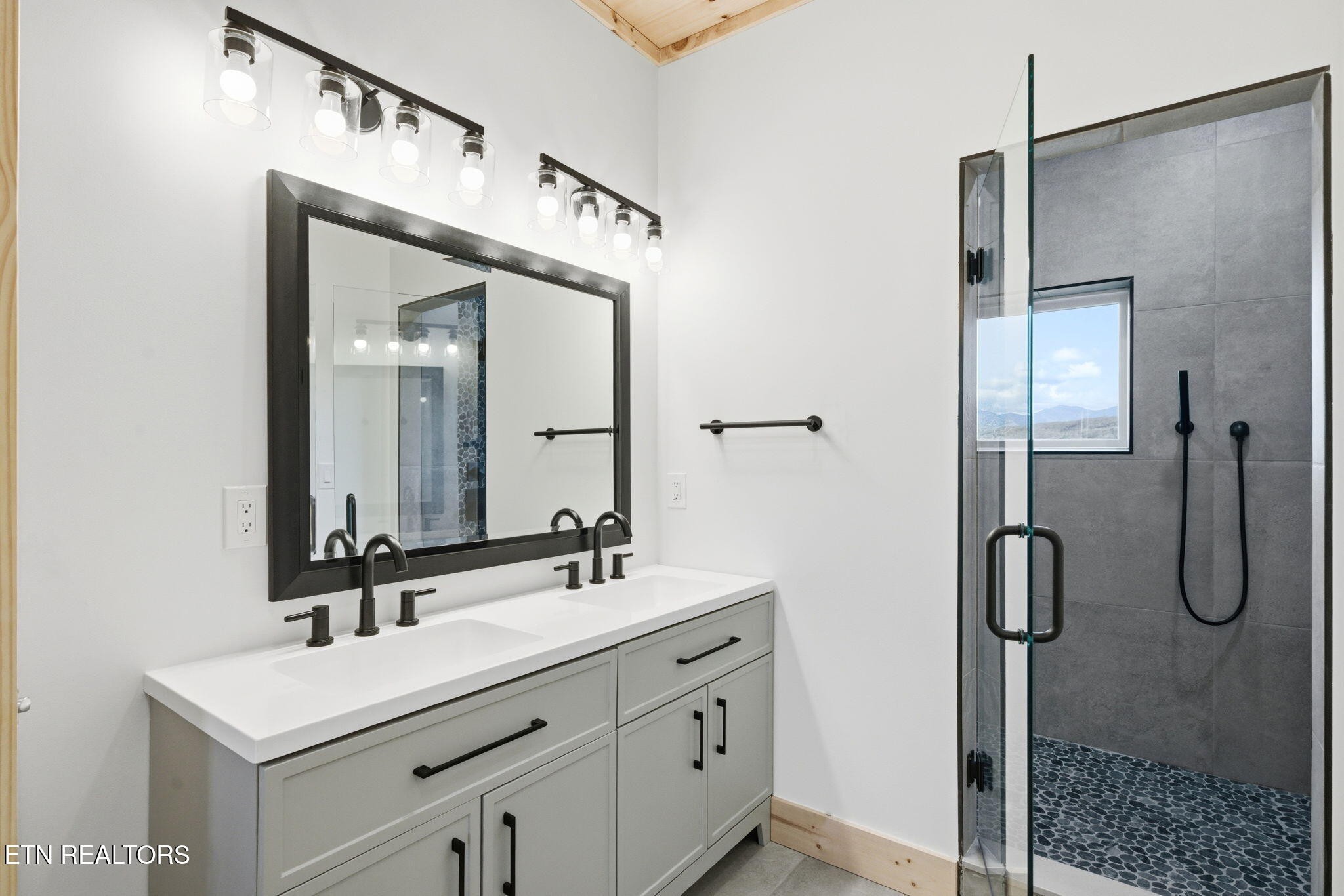 644 Ridge Top Loop Gatlinburg, TN 37738 - Photo 14 of 32 a bathroom with a shower sink and mirror