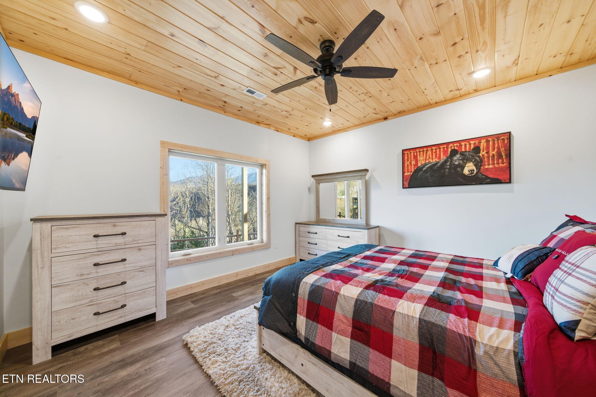 644 Ridge Top Loop Gatlinburg, TN 37738 - Photo 21 of 32 a bedroom with a large bed and a window