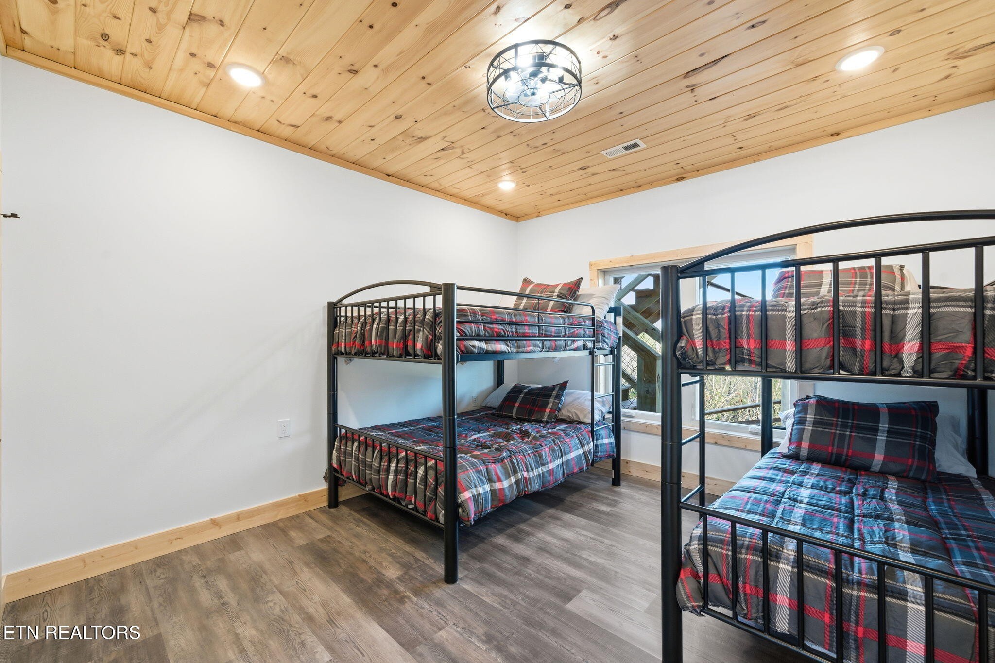 644 Ridge Top Loop Gatlinburg, TN 37738 - Photo 25 of 32 a bedroom with furniture and a baby crib