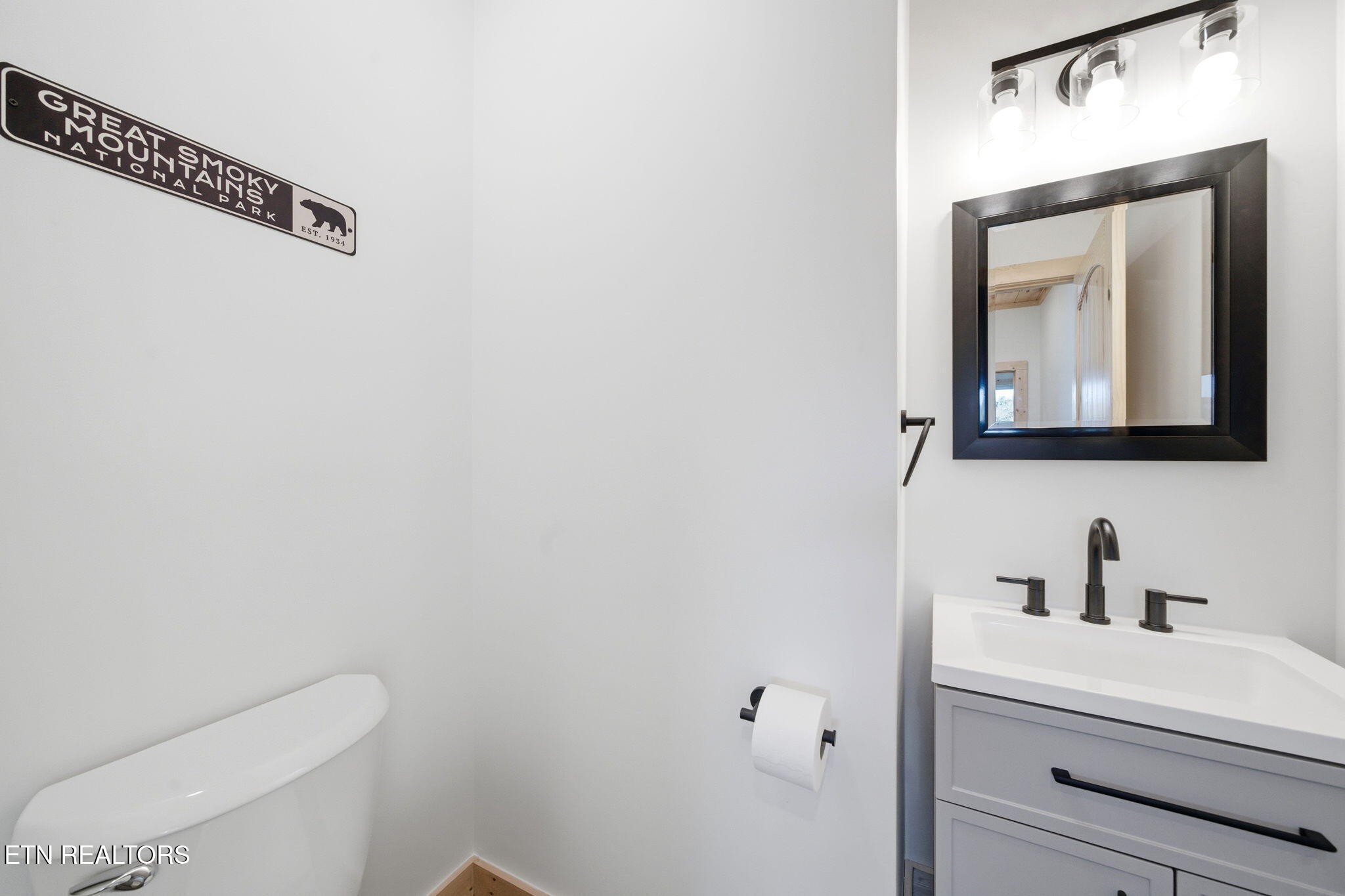 644 Ridge Top Loop Gatlinburg, TN 37738 - Photo 10 of 32 a bathroom with a toilet a sink and mirror