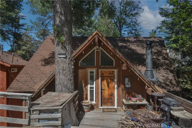 a house view with a outdoor space