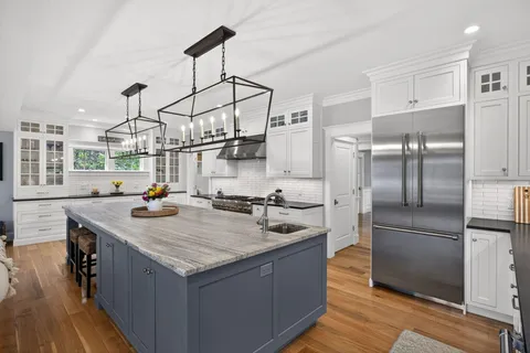$4,250,000 | 357 Monomoscoy Road, Mashpee, MA 02649