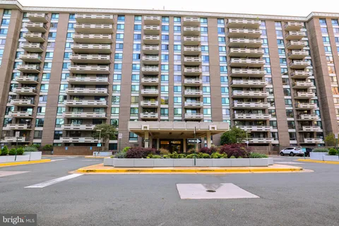 $2,200 | 1808 Old Meadow Road, Unit 215, McLean, VA 22102