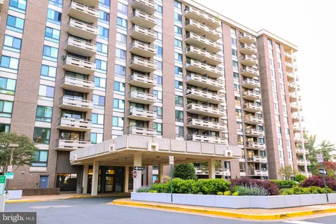 $2,200 | 1808 Old Meadow Road, Unit 215, McLean, VA 22102
