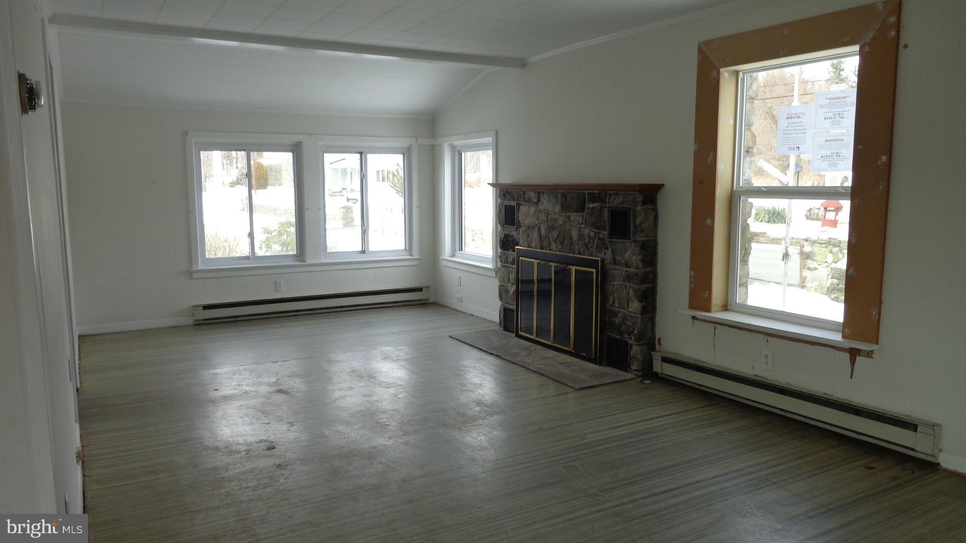 25327 Highfield Road Cascade, MD 21719 - Photo 4 of 21 Interior (General)