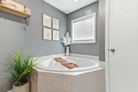 $470,000 | 2001 Madison Avenue, Gurnee, IL 60031