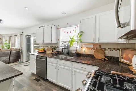 $470,000 | 2001 Madison Avenue, Gurnee, IL 60031