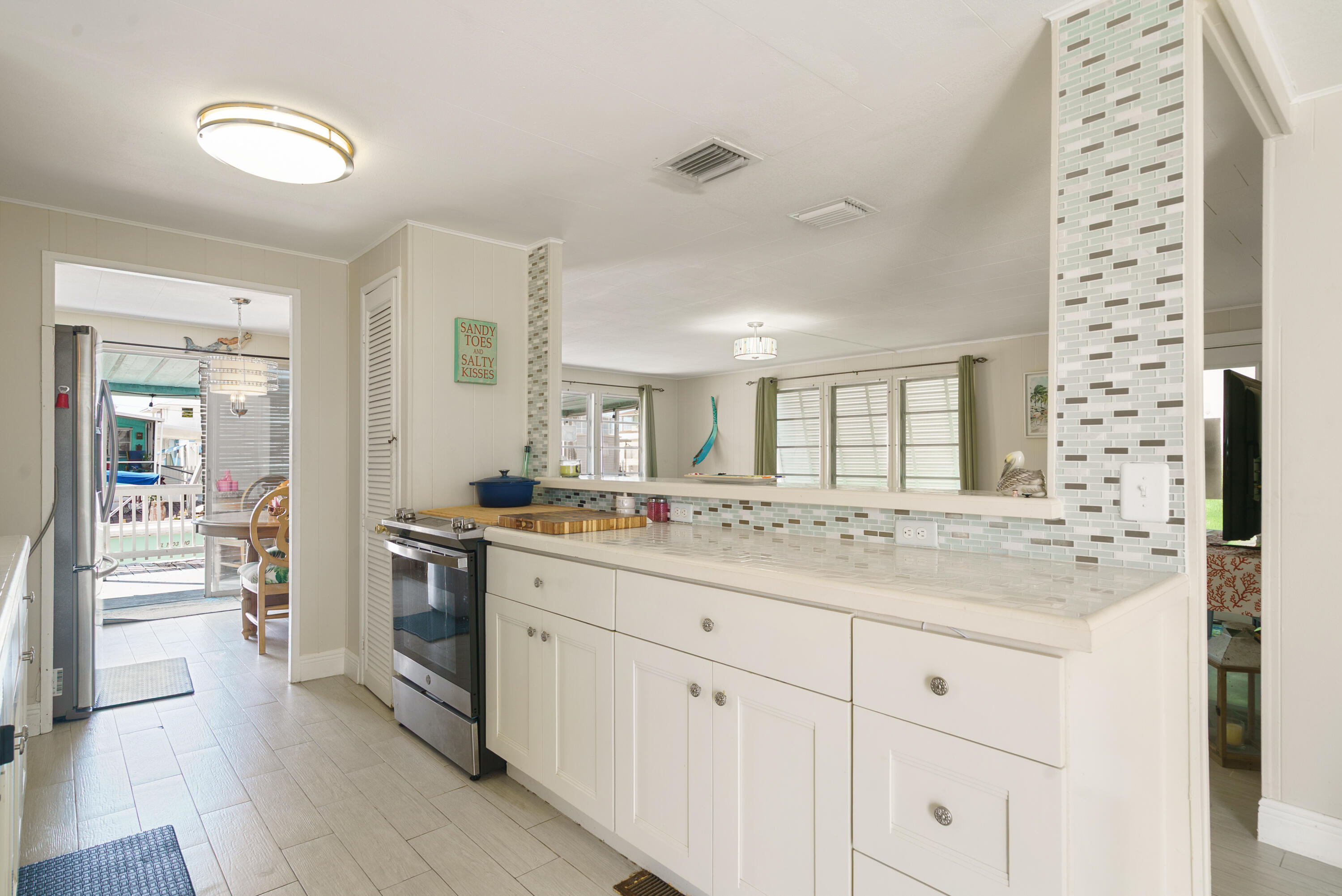 205 Humpty Dumpty Drive Key Largo, FL 33037 - Photo 7 of 40 Bright and open kitchen