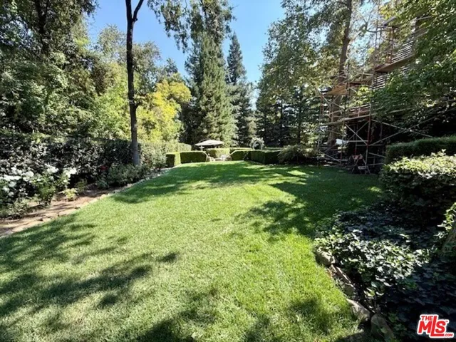 a view of yard with green space