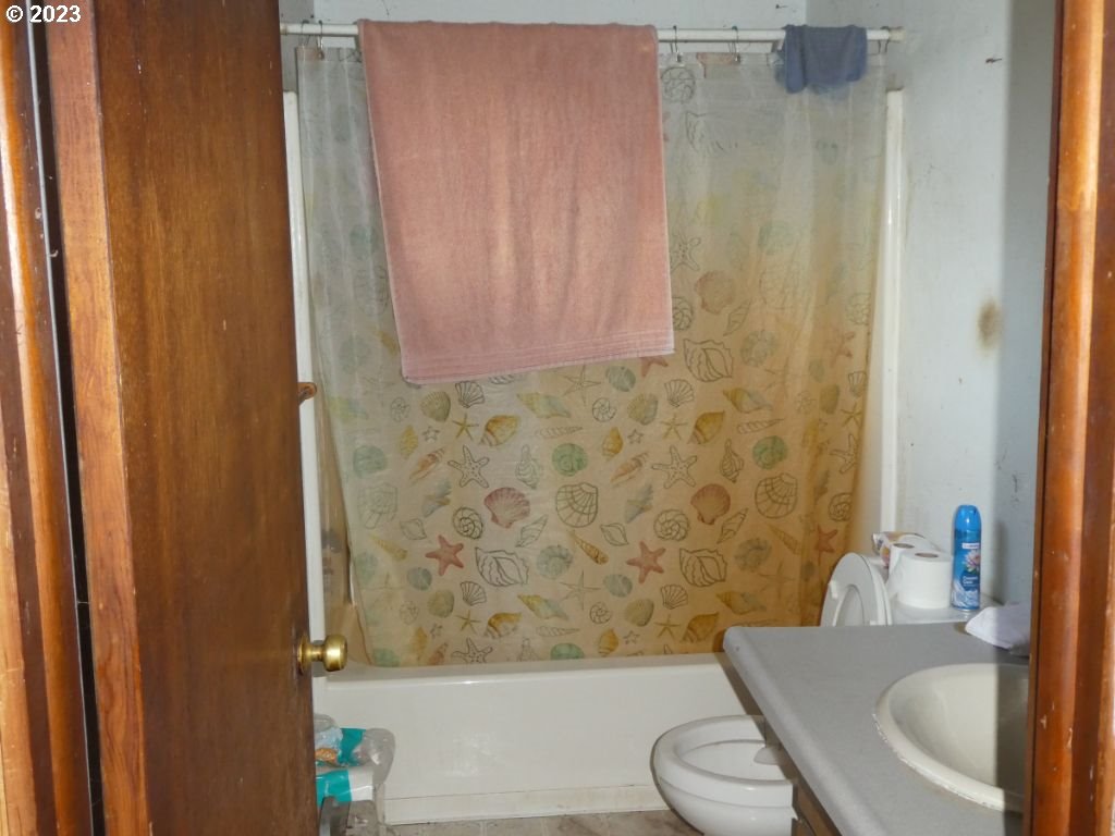 350 Deady Crossing Road Sutherlin, OR 97479 - Photo 29 of 47 a bathroom with a granite countertop bathtub shower sink and toilet