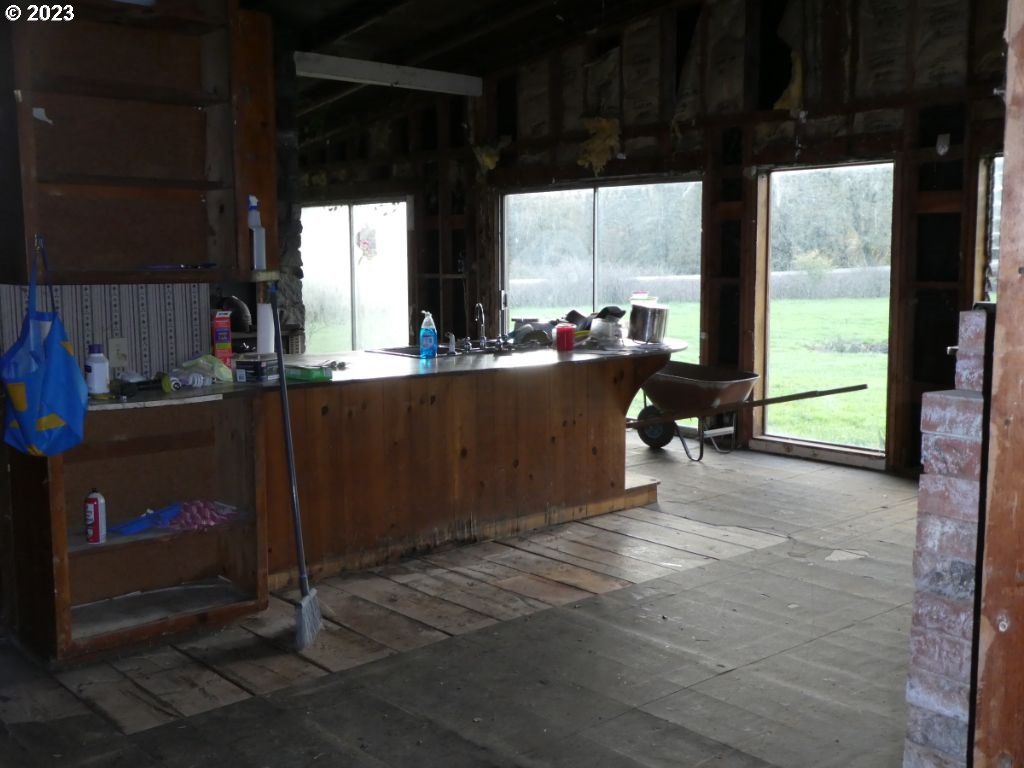 350 Deady Crossing Road Sutherlin, OR 97479 - Photo 32 of 47 a living room with a large window