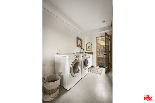 $1,583,000 | 1525 Carmona Avenue, Los Angeles, CA 90019