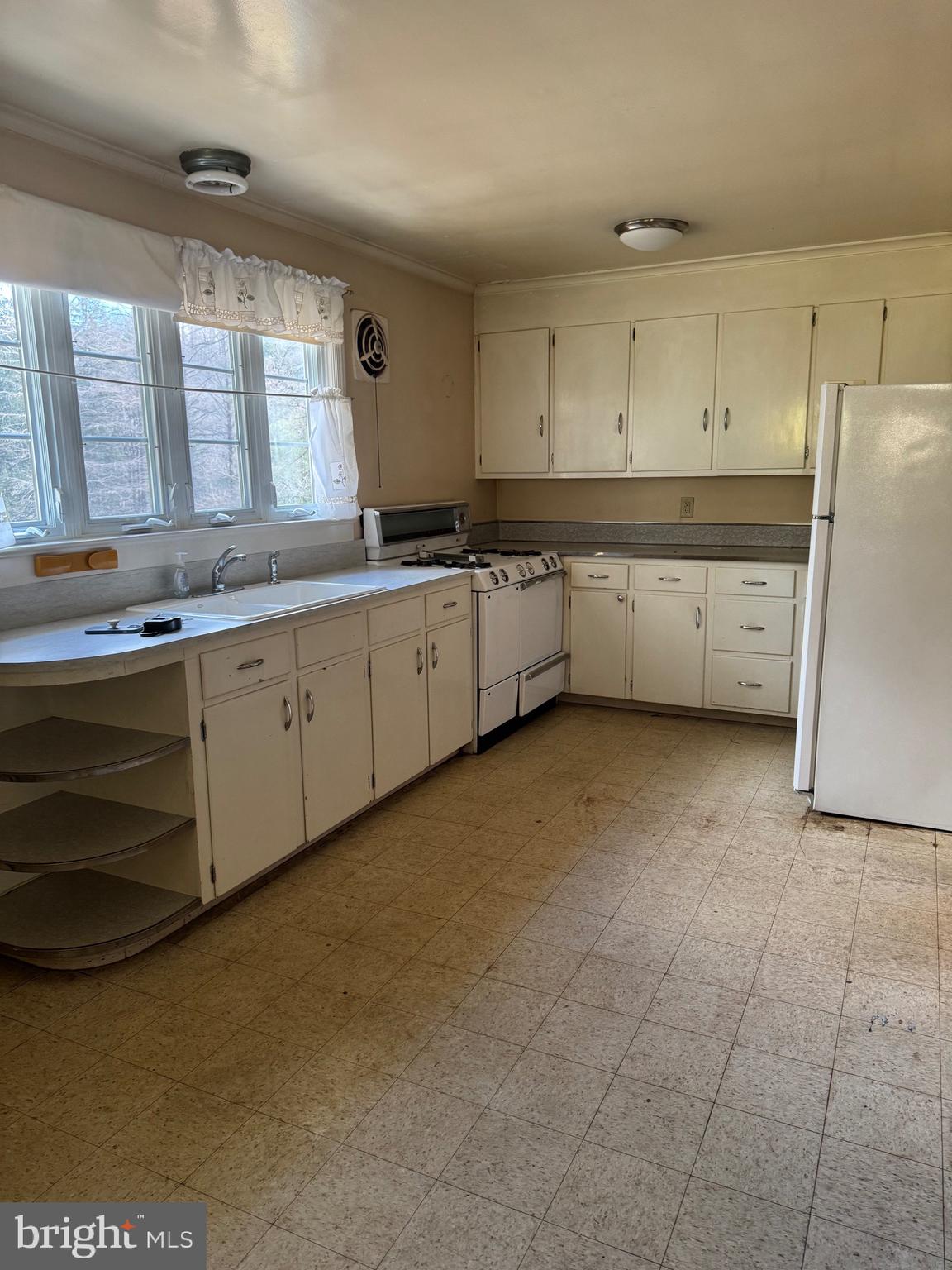 217 Sidney Road Pittstown, NJ 08867 - Photo 7 of 32