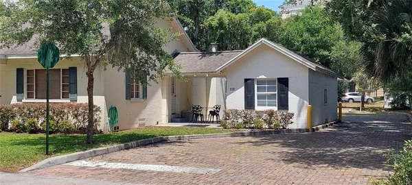 a view of a house with yard and plants