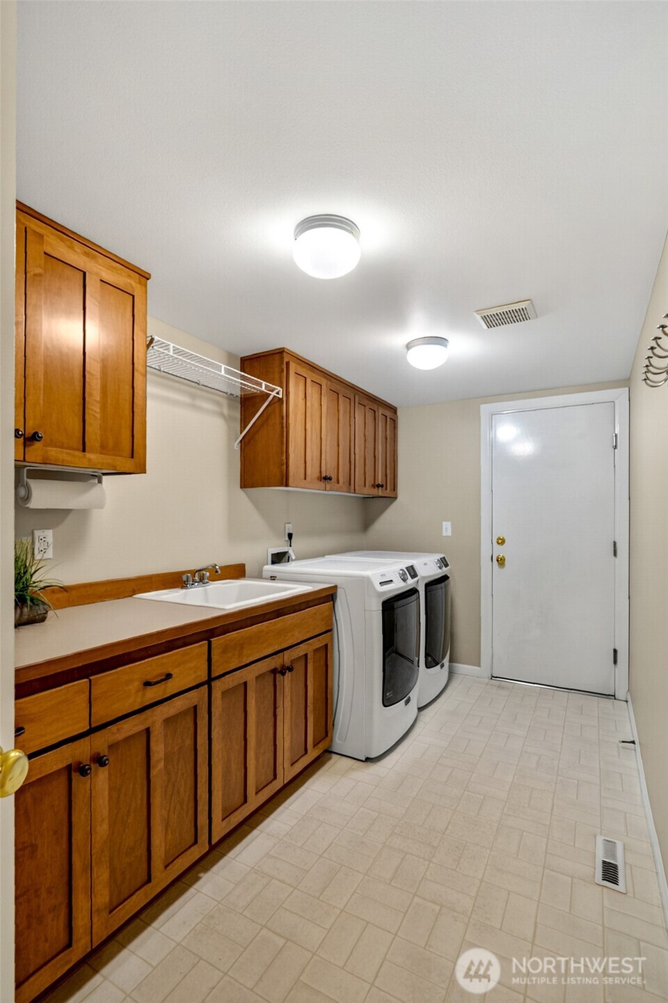 2401 Lyons Avenue Northeast Renton, WA 98059 - Photo 23 of 35