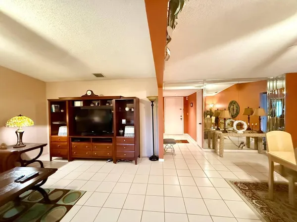 $319,900 | 5496 Viburnum Circle, Delray Beach, FL 33484