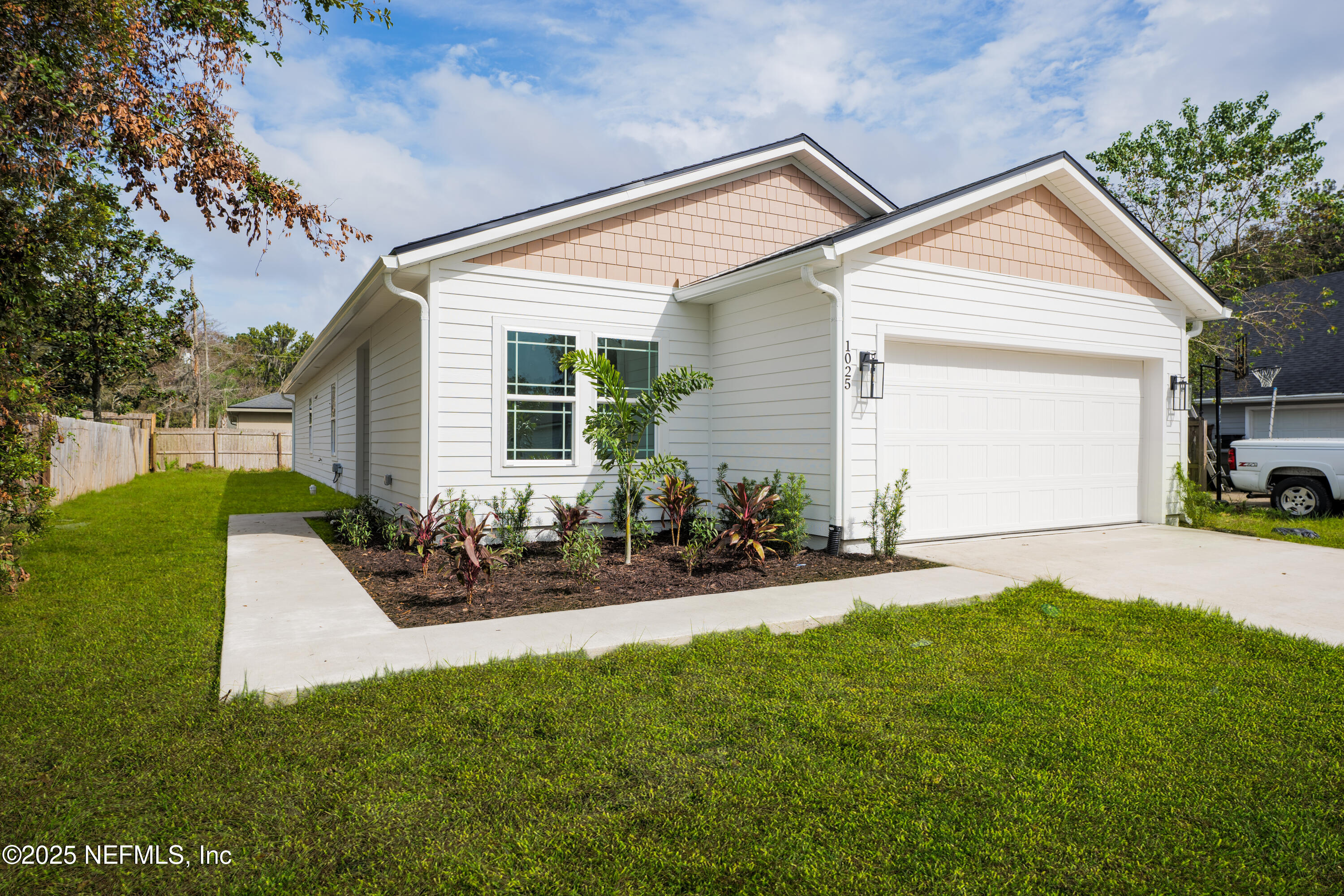 7596 Silver Sands Road Keystone Heights, FL 32656 - Photo 2 of 26 a front view of house with yard and outdoor seating