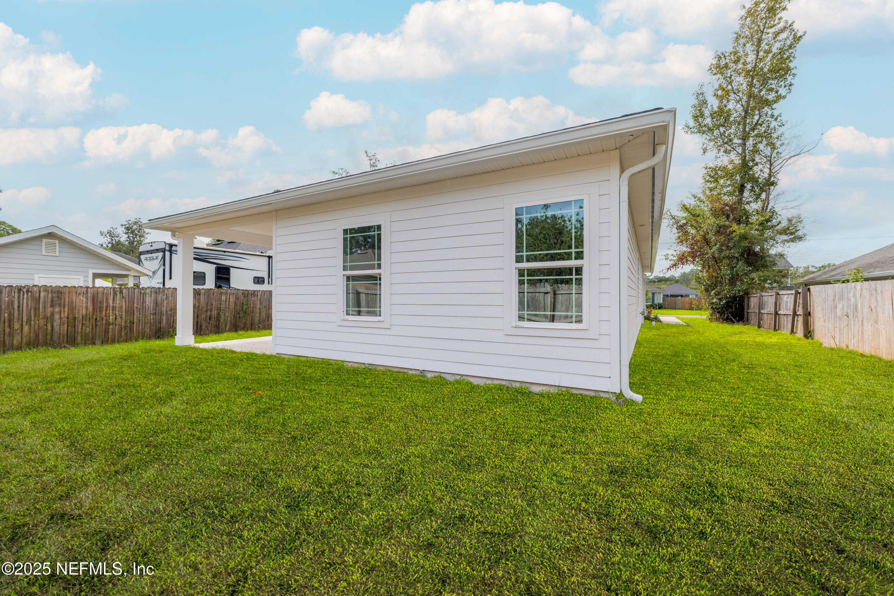 7596 Silver Sands Road Keystone Heights, FL 32656 - Photo 25 of 26 a view of a backyard with plants and a garden