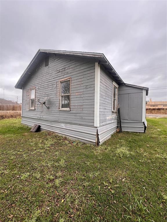 206 Third Street Hillsboro, TX 76645 - Photo 4 of 14 a backyard of a house