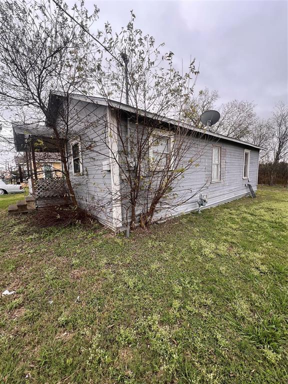 206 Third Street Hillsboro, TX 76645 - Photo 5 of 14 a backyard of a house with lots of green space