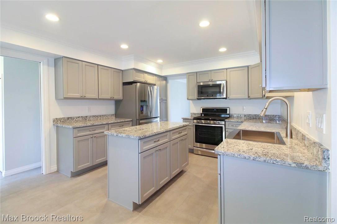 1724 Oakstone Drive Rochester, MI 48309 - Photo 6 of 39 1724 Oakstone 032117- (19).jpg