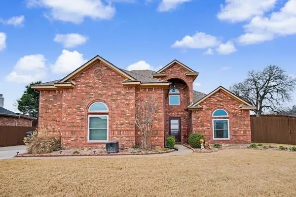 $449,999 | 400 Winterwood Drive, Kennedale, TX 76060
