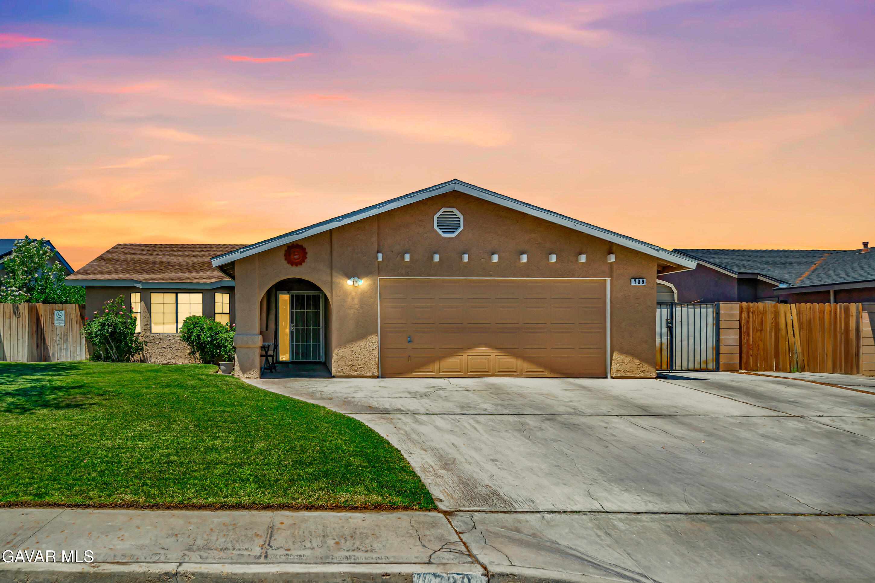 729 North Sunland Drive Ridgecrest, CA 93555 - Photo 3 of 52 a front view of a house with a yard
