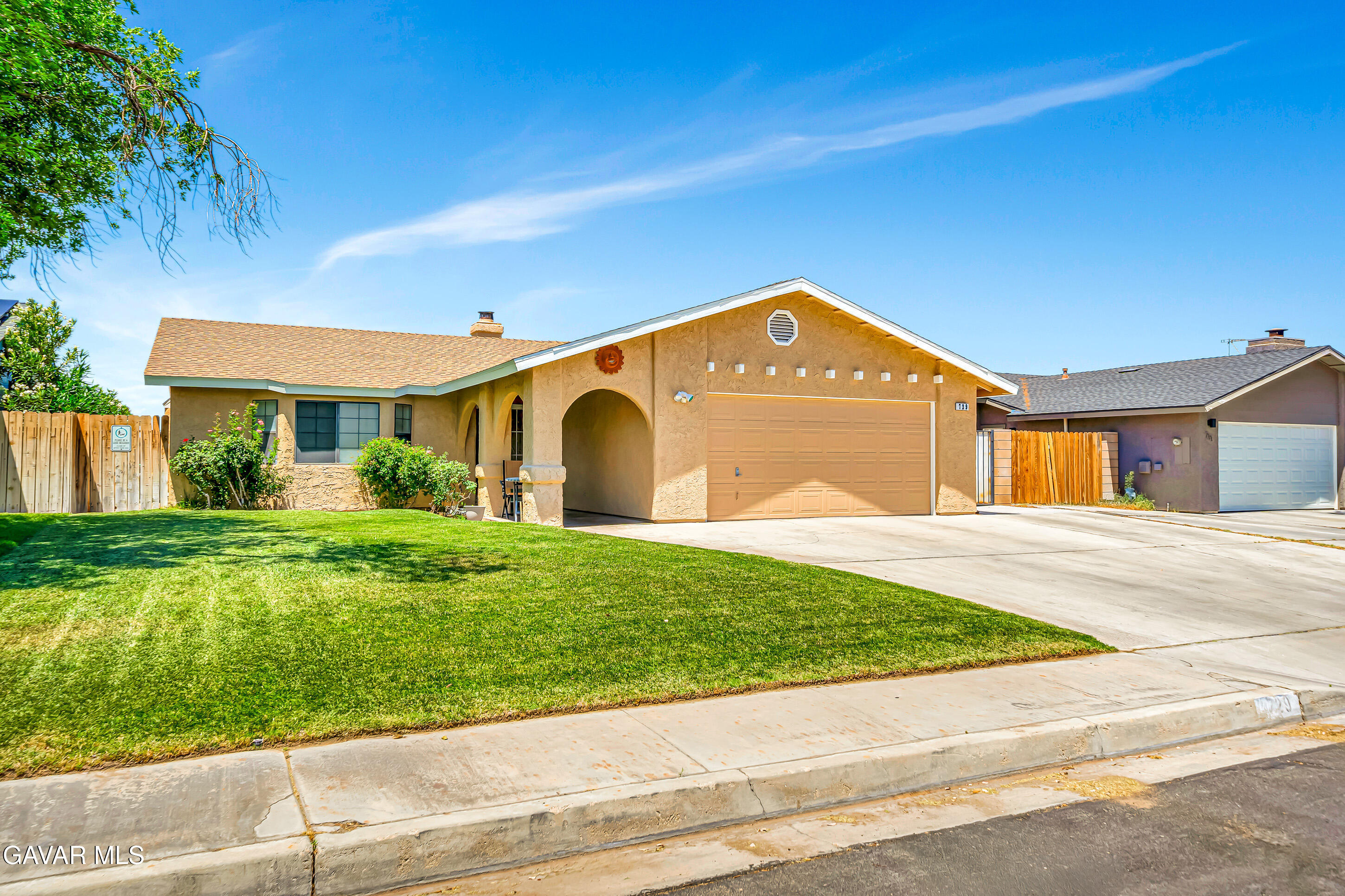 729 North Sunland Drive Ridgecrest, CA 93555 - Photo 4 of 52 a front view of a house with a yard